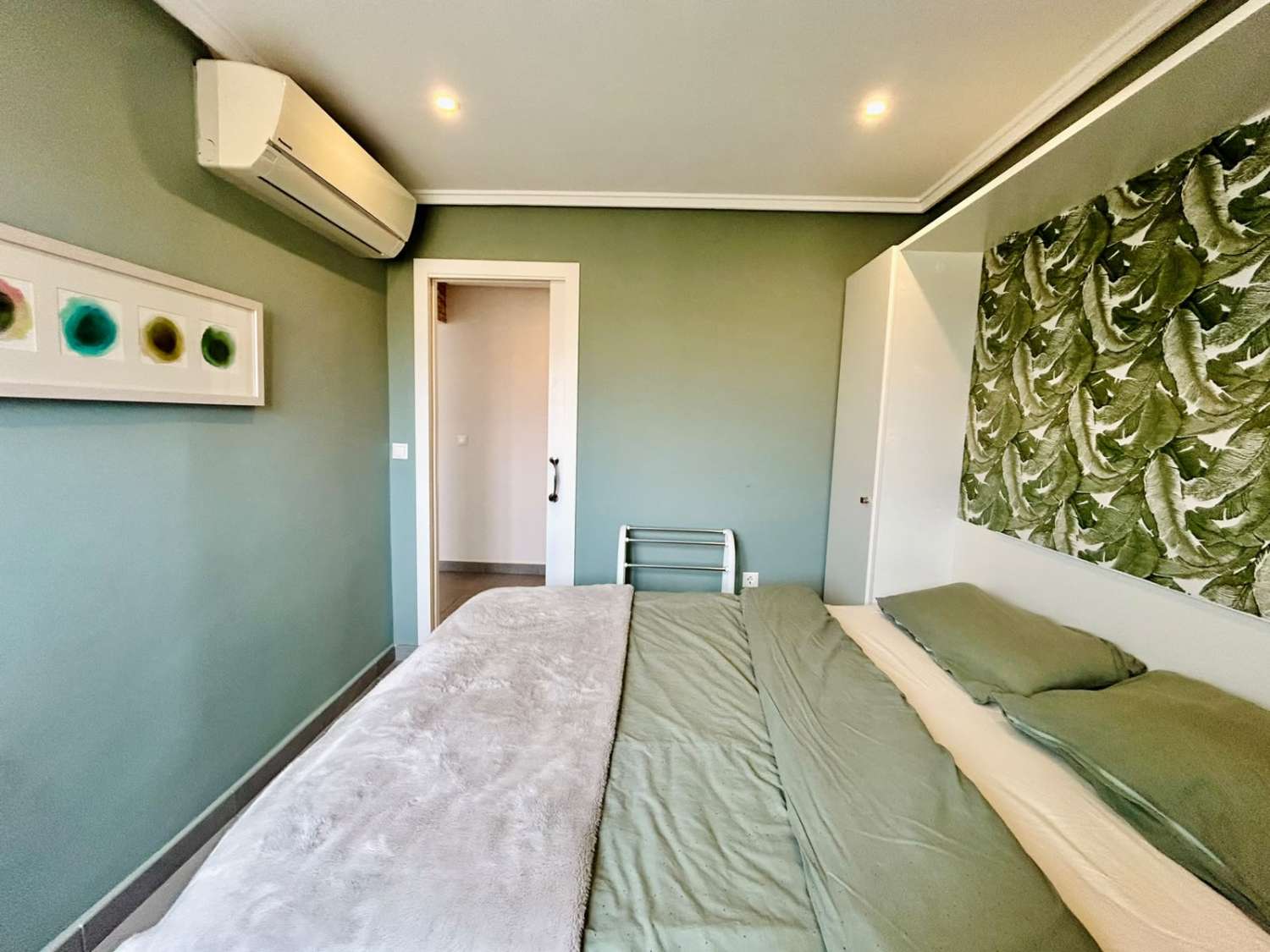 APARTAMENTO REFORMADO EN PRIMERA LÍNEA FRENTE AL PUERTO DEPORTIVO Y LA PLAYA