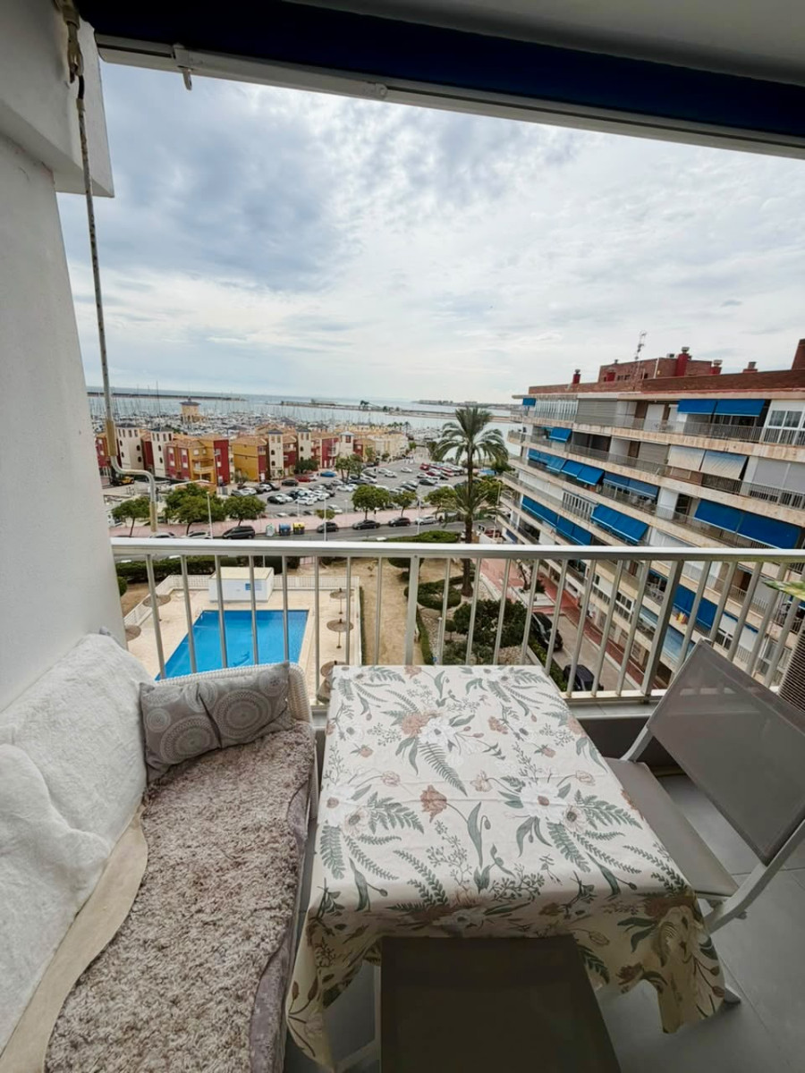 APARTAMENTO REFORMADO EN PRIMERA LÍNEA FRENTE AL PUERTO DEPORTIVO Y LA PLAYA