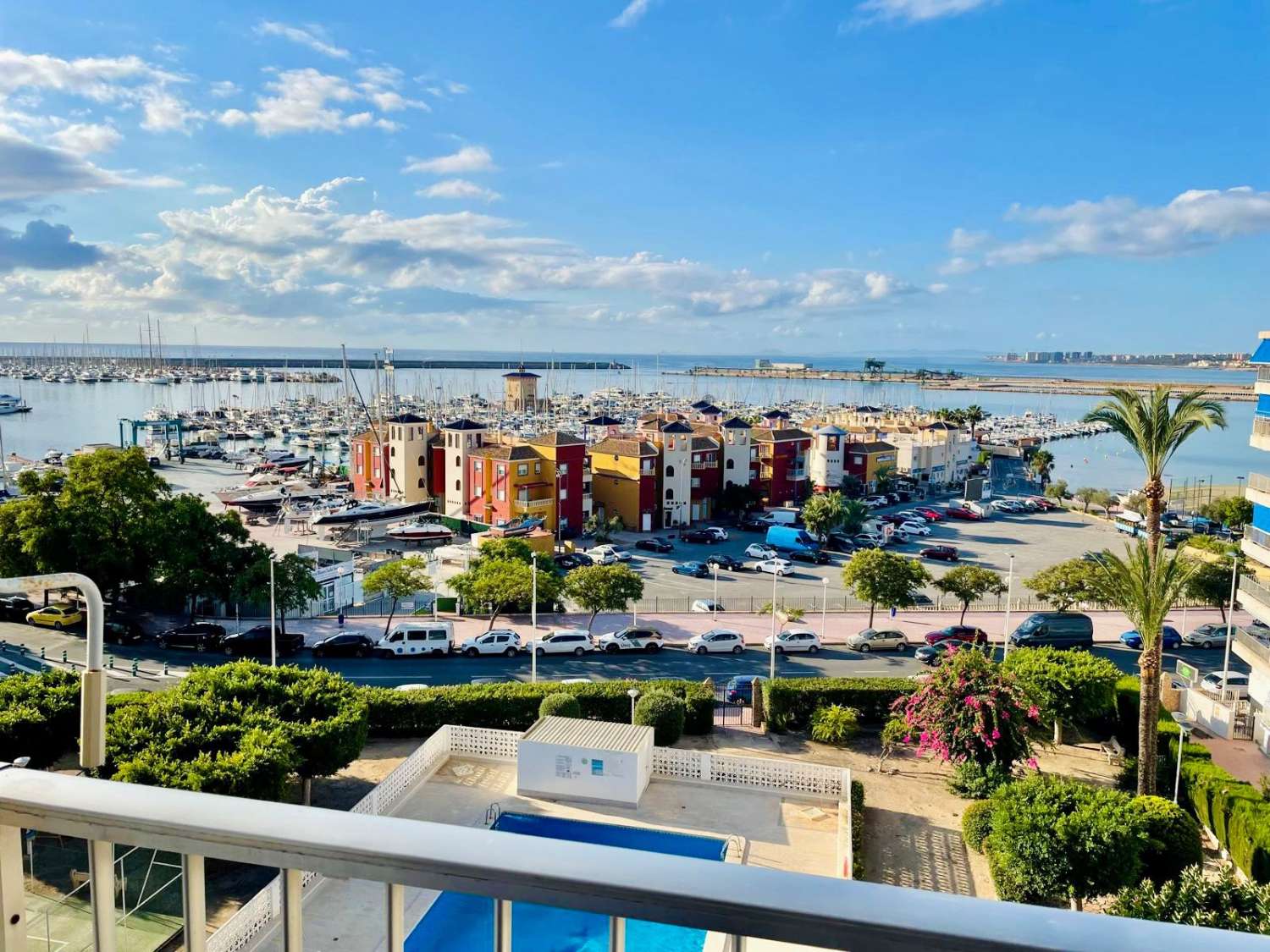 APARTAMENTO REFORMADO EN PRIMERA LÍNEA FRENTE AL PUERTO DEPORTIVO Y LA PLAYA