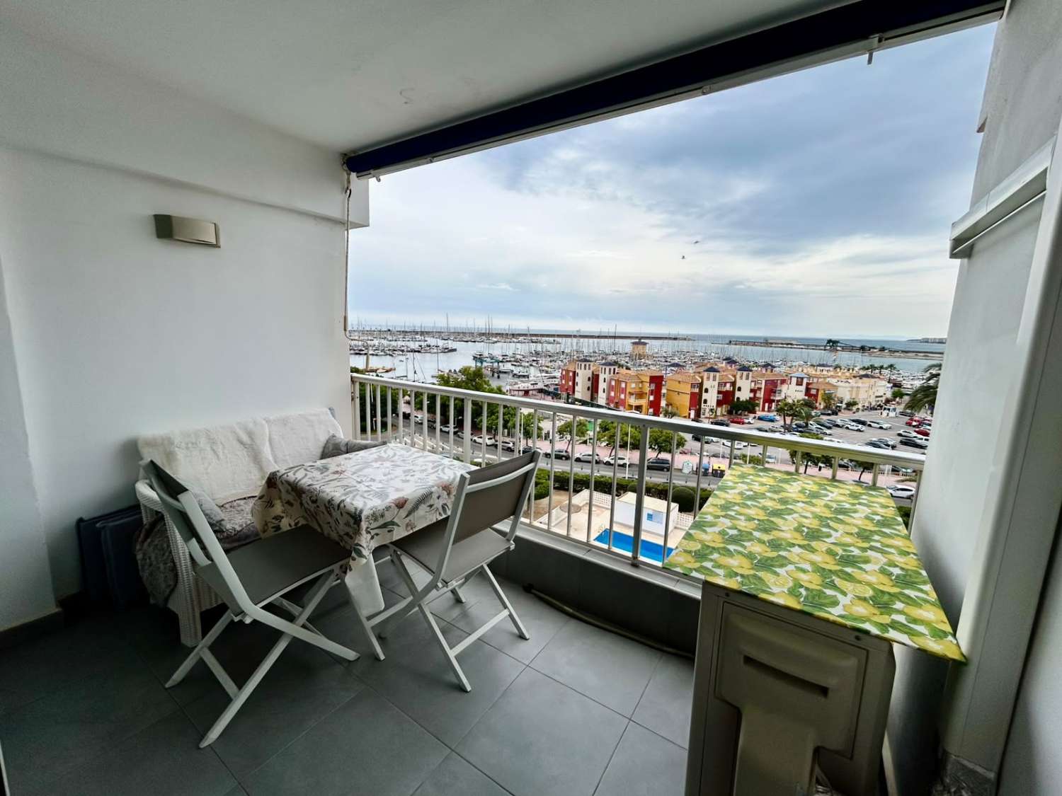 APARTAMENTO REFORMADO EN PRIMERA LÍNEA FRENTE AL PUERTO DEPORTIVO Y LA PLAYA
