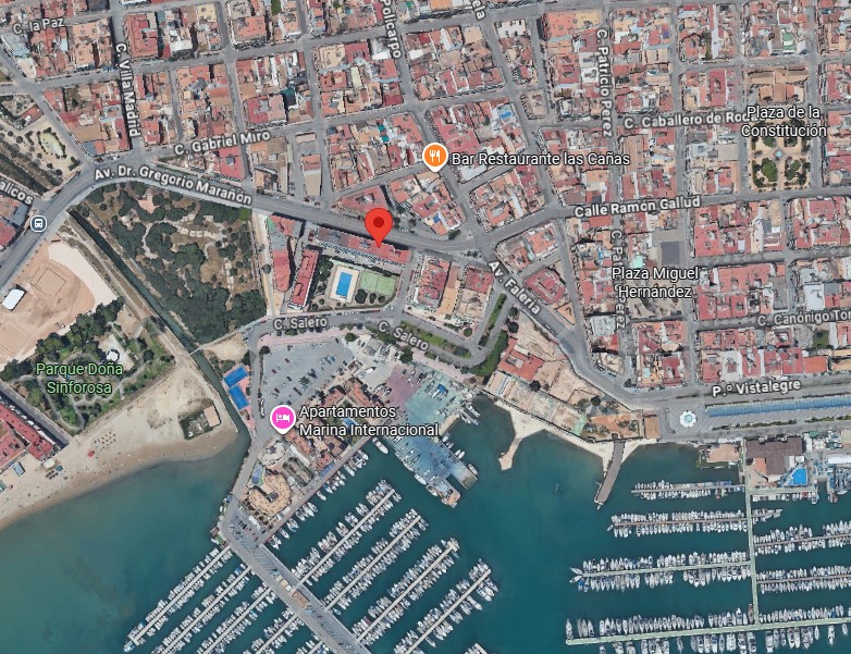 APARTAMENTO REFORMADO EN PRIMERA LÍNEA FRENTE AL PUERTO DEPORTIVO Y LA PLAYA