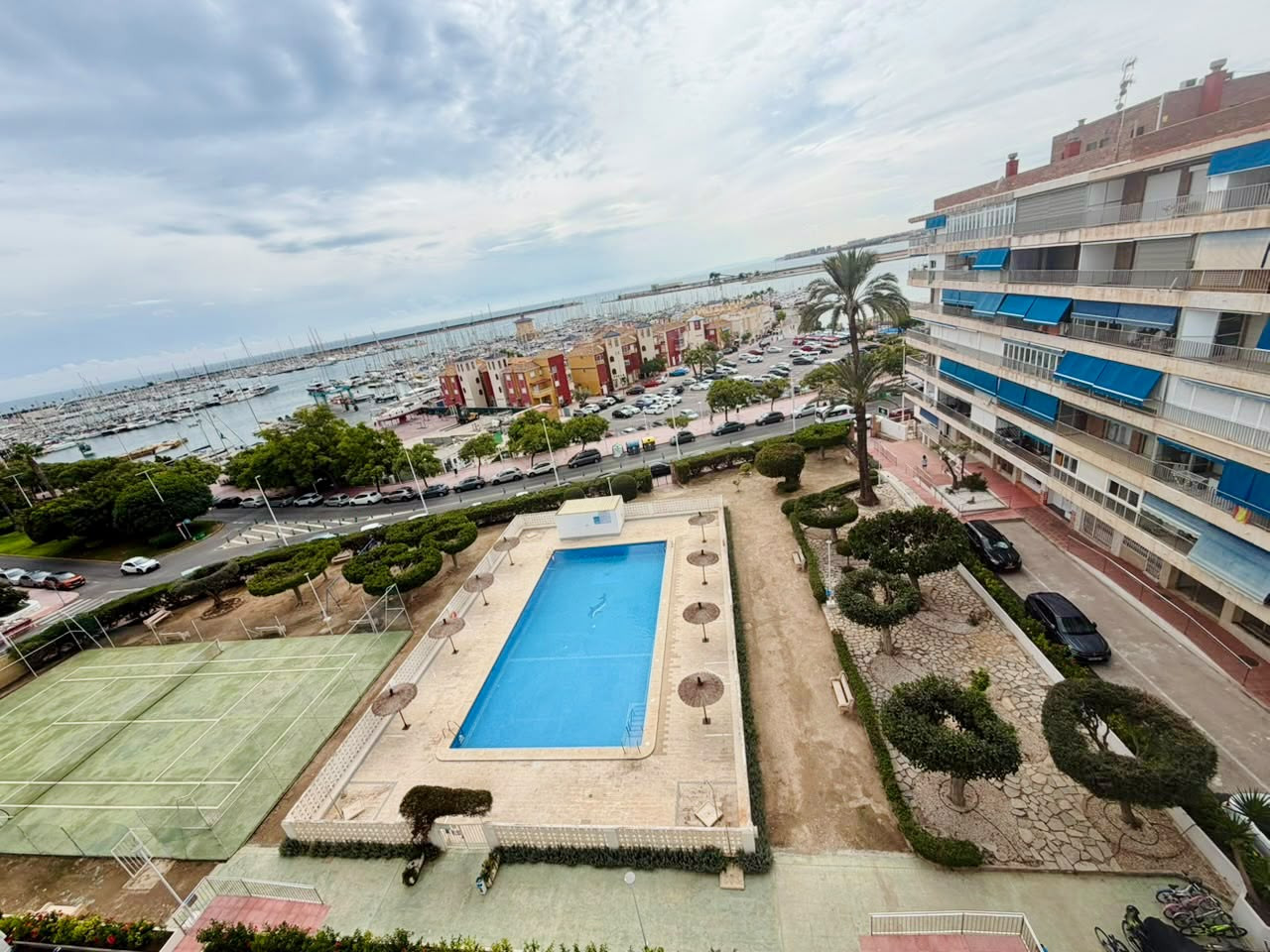 APARTAMENTO REFORMADO EN PRIMERA LÍNEA FRENTE AL PUERTO DEPORTIVO Y LA PLAYA