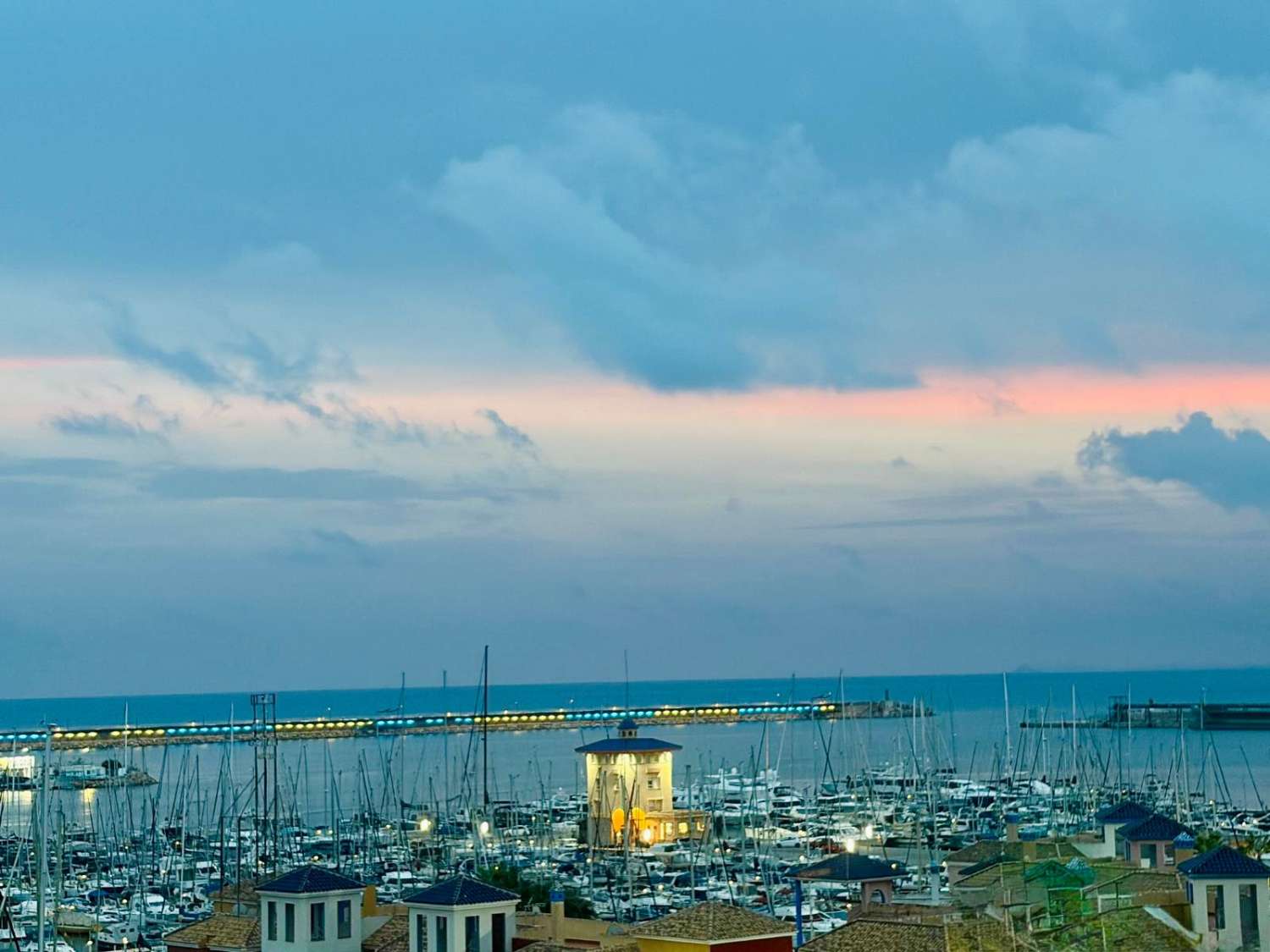 APARTAMENTO REFORMADO EN PRIMERA LÍNEA FRENTE AL PUERTO DEPORTIVO Y LA PLAYA