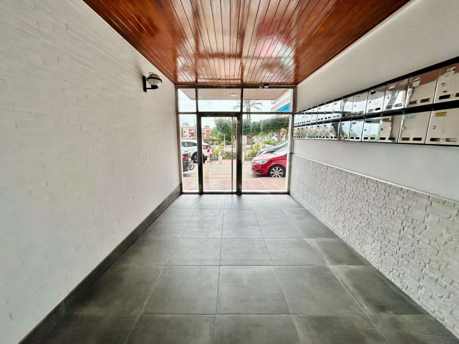 APARTAMENTO REFORMADO EN PRIMERA LÍNEA FRENTE AL PUERTO DEPORTIVO Y LA PLAYA