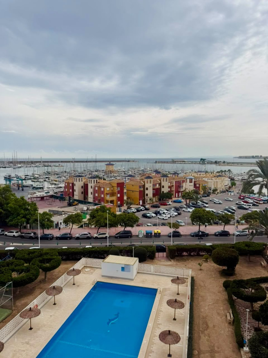 APARTAMENTO REFORMADO EN PRIMERA LÍNEA FRENTE AL PUERTO DEPORTIVO Y LA PLAYA