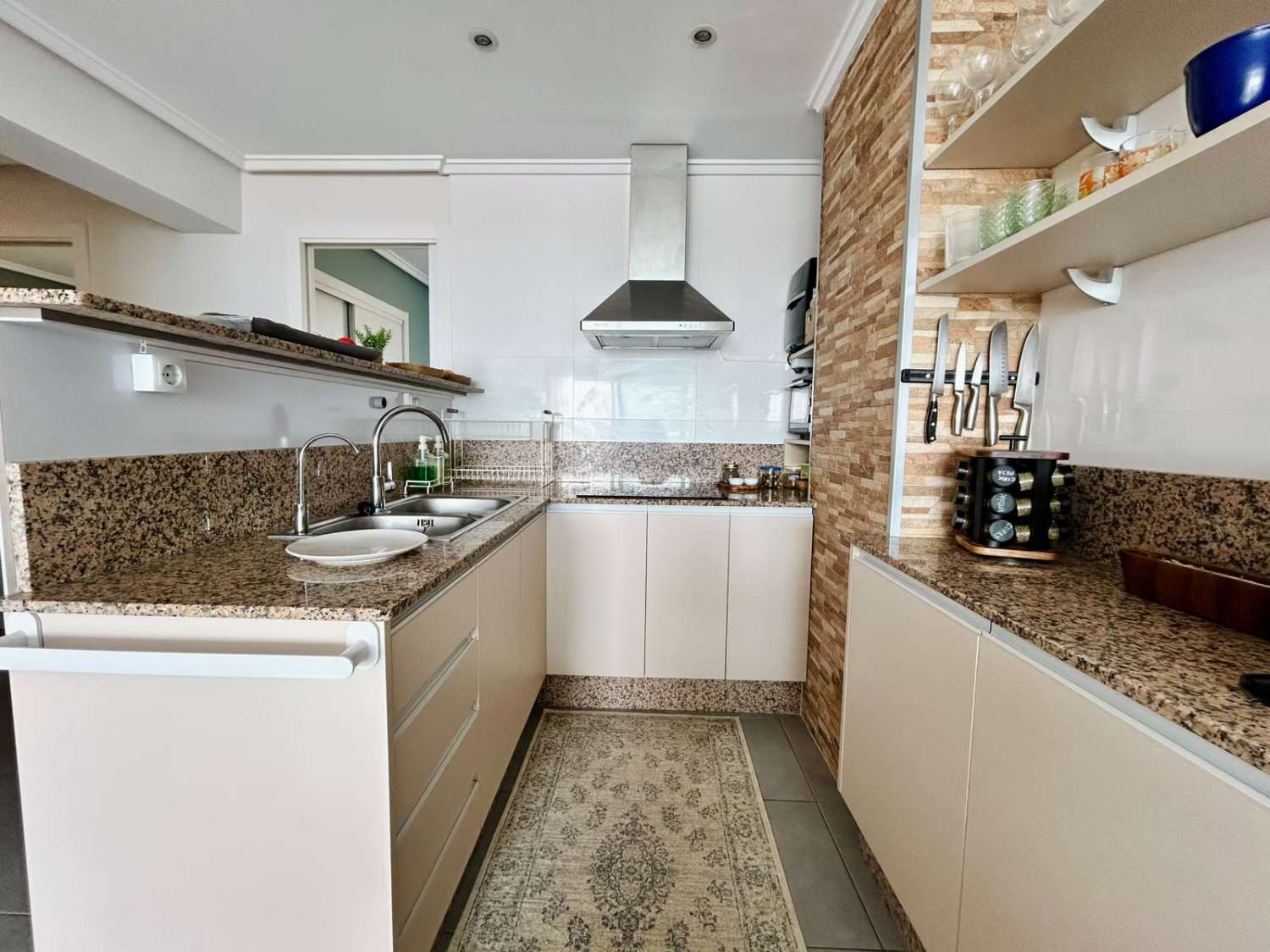 APARTAMENTO REFORMADO EN PRIMERA LÍNEA FRENTE AL PUERTO DEPORTIVO Y LA PLAYA