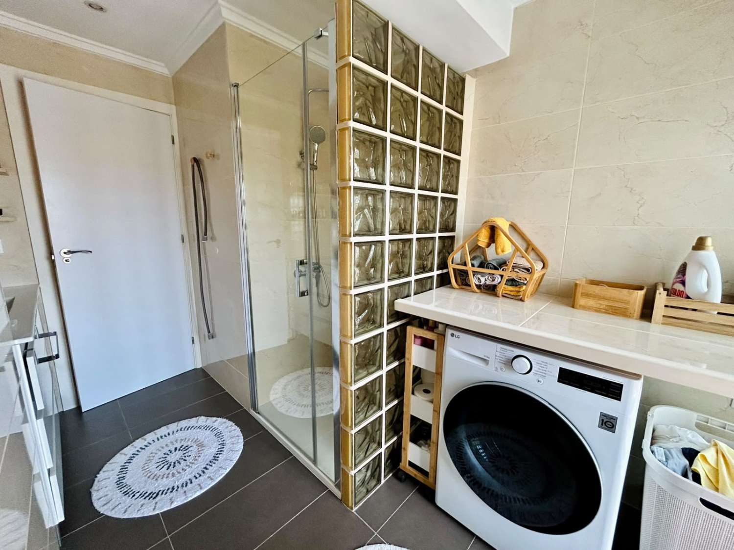 APARTAMENTO REFORMADO EN PRIMERA LÍNEA FRENTE AL PUERTO DEPORTIVO Y LA PLAYA