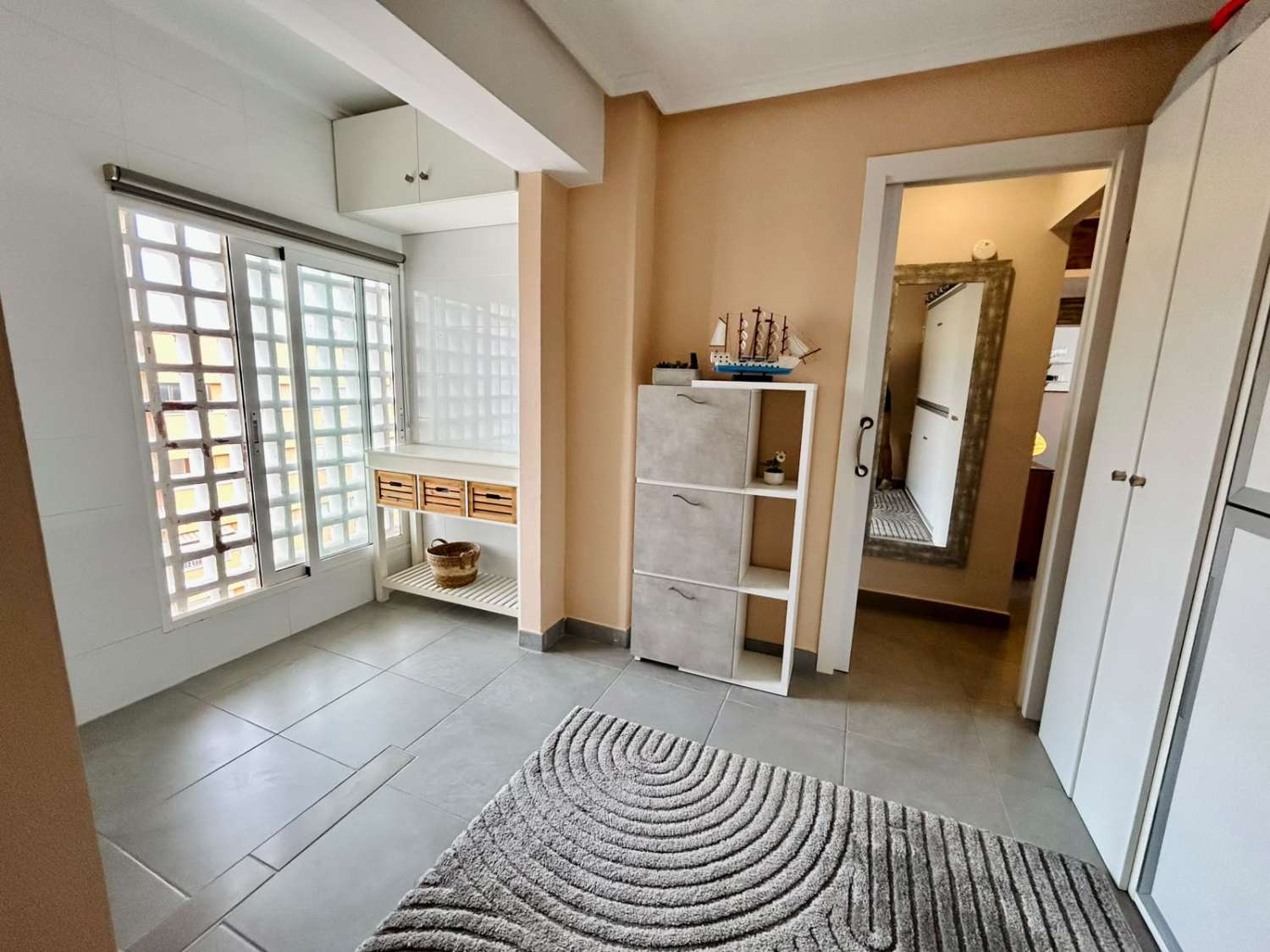 APARTAMENTO REFORMADO EN PRIMERA LÍNEA FRENTE AL PUERTO DEPORTIVO Y LA PLAYA