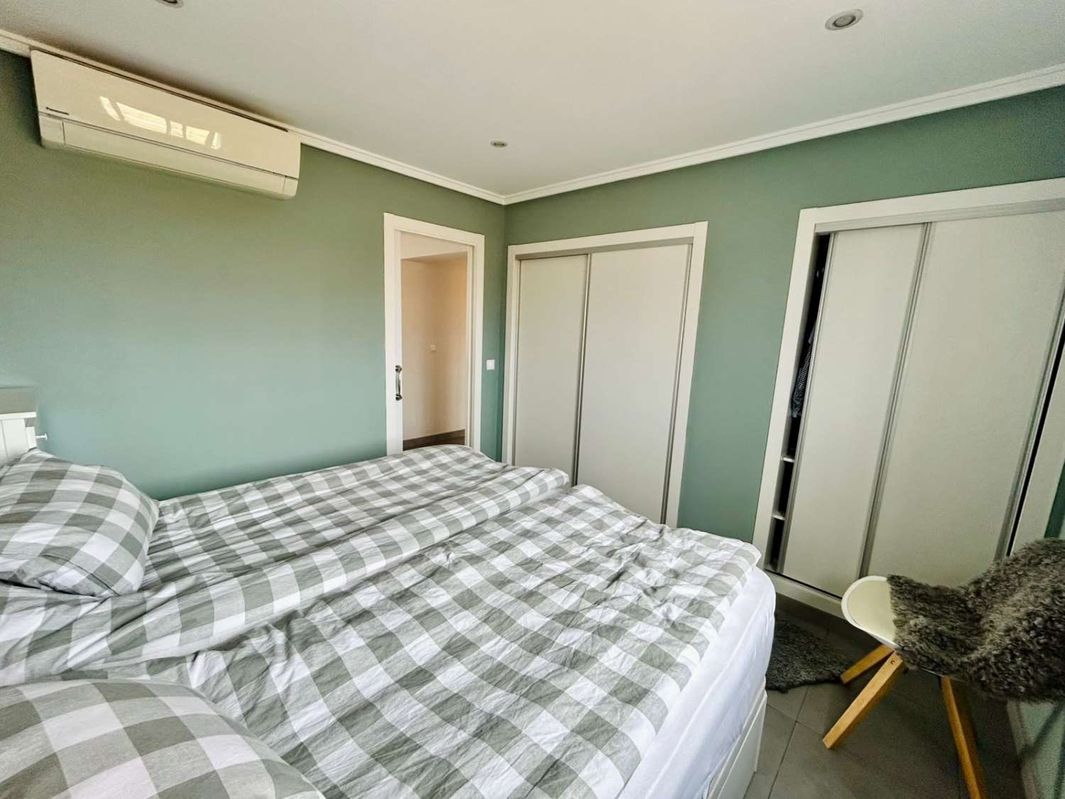 APARTAMENTO REFORMADO EN PRIMERA LÍNEA FRENTE AL PUERTO DEPORTIVO Y LA PLAYA