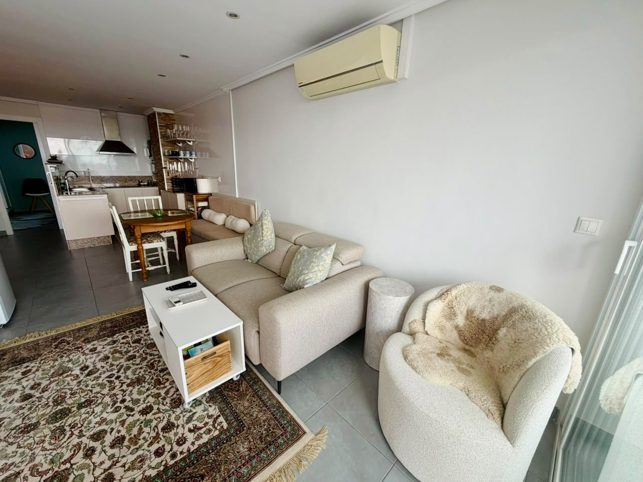 APARTAMENTO REFORMADO EN PRIMERA LÍNEA FRENTE AL PUERTO DEPORTIVO Y LA PLAYA