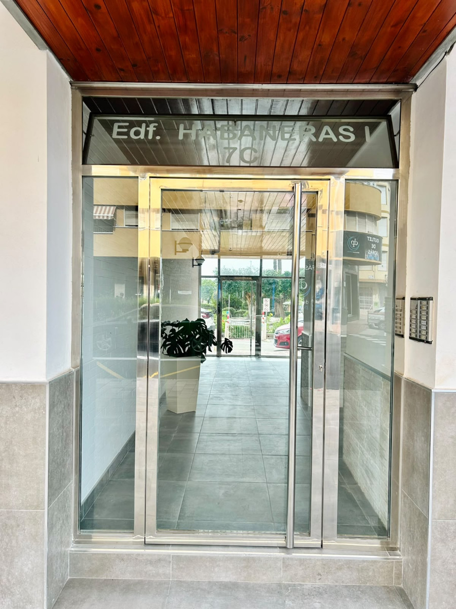 APARTAMENTO REFORMADO EN PRIMERA LÍNEA FRENTE AL PUERTO DEPORTIVO Y LA PLAYA