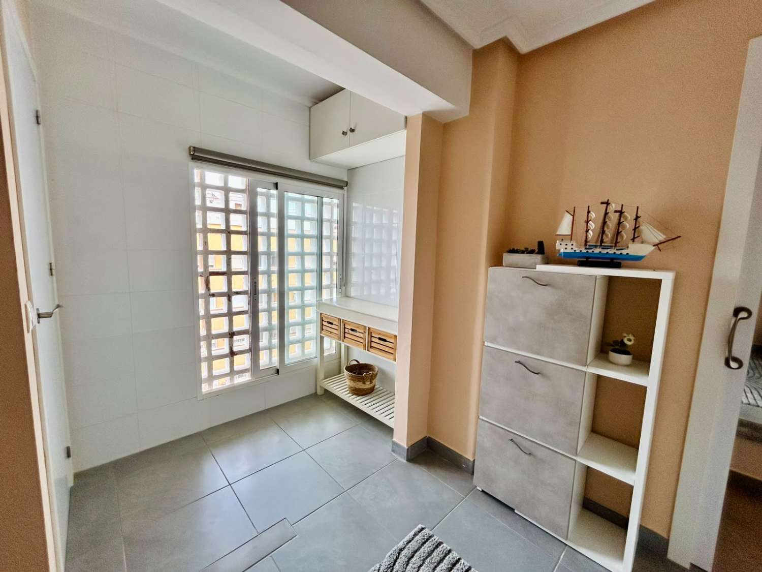 APARTAMENTO REFORMADO EN PRIMERA LÍNEA FRENTE AL PUERTO DEPORTIVO Y LA PLAYA