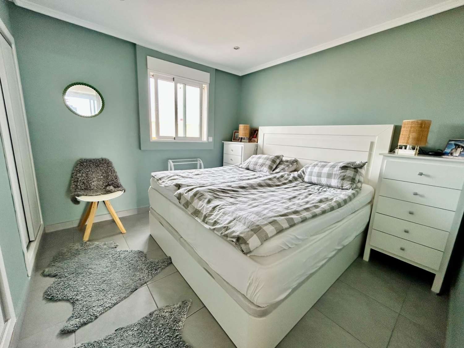 APARTAMENTO REFORMADO EN PRIMERA LÍNEA FRENTE AL PUERTO DEPORTIVO Y LA PLAYA