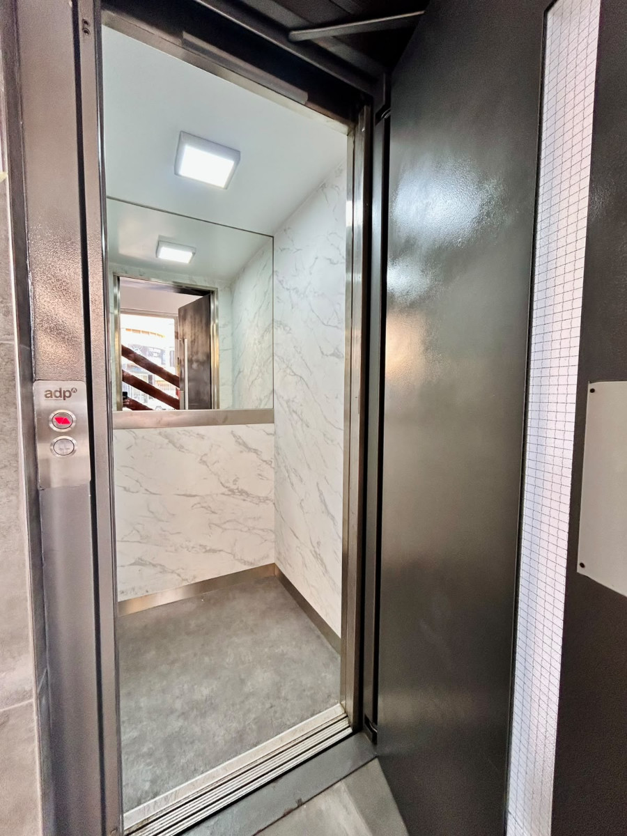 APARTAMENTO REFORMADO EN PRIMERA LÍNEA FRENTE AL PUERTO DEPORTIVO Y LA PLAYA