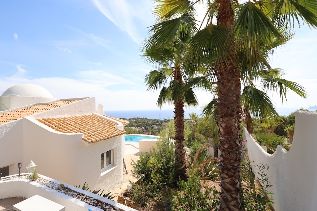 CHALET INDEPENDIENTE REFORMADO EN ALTEA CON VISTAS PANORÁMICAS AL MAR, PISCINA PRIVADA Y PARCELA DE 1.121 M²