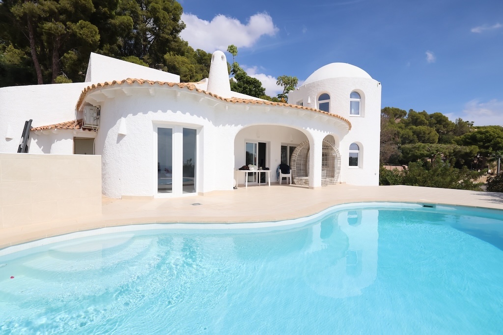CHALET INDEPENDIENTE REFORMADO EN ALTEA CON VISTAS PANORÁMICAS AL MAR, PISCINA PRIVADA Y PARCELA DE 1.121 M²
