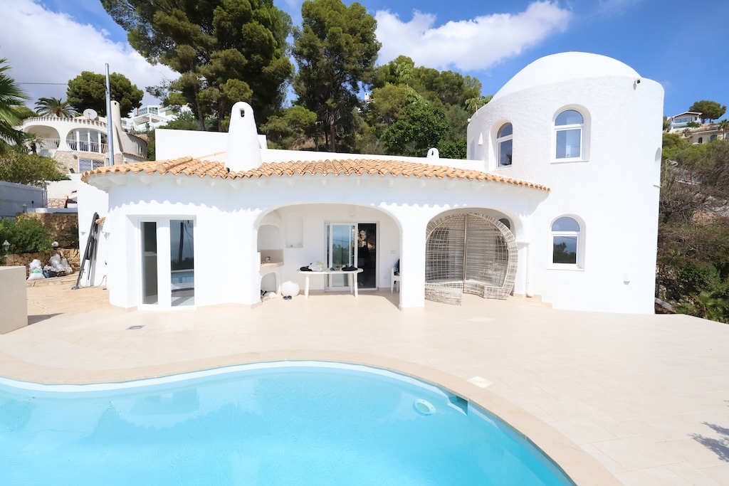 CHALET INDEPENDIENTE REFORMADO EN ALTEA CON VISTAS PANORÁMICAS AL MAR, PISCINA PRIVADA Y PARCELA DE 1.121 M²