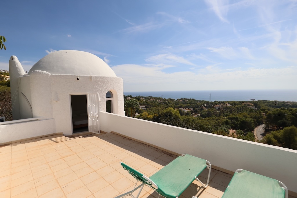 CHALET INDEPENDIENTE REFORMADO EN ALTEA CON VISTAS PANORÁMICAS AL MAR, PISCINA PRIVADA Y PARCELA DE 1.121 M²