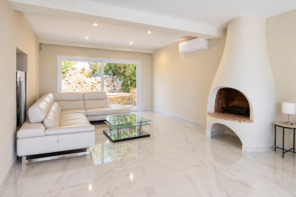 CHALET INDEPENDIENTE REFORMADO EN ALTEA CON VISTAS PANORÁMICAS AL MAR, PISCINA PRIVADA Y PARCELA DE 1.121 M²