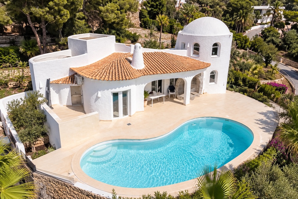 CHALET INDEPENDIENTE REFORMADO EN ALTEA CON VISTAS PANORÁMICAS AL MAR, PISCINA PRIVADA Y PARCELA DE 1.121 M²