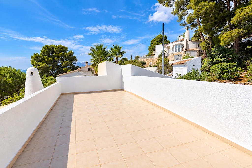 CHALET INDEPENDIENTE REFORMADO EN ALTEA CON VISTAS PANORÁMICAS AL MAR, PISCINA PRIVADA Y PARCELA DE 1.121 M²