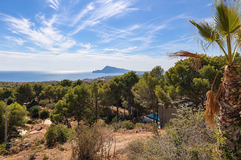 CHALET INDEPENDIENTE REFORMADO EN ALTEA CON VISTAS PANORÁMICAS AL MAR, PISCINA PRIVADA Y PARCELA DE 1.121 M²