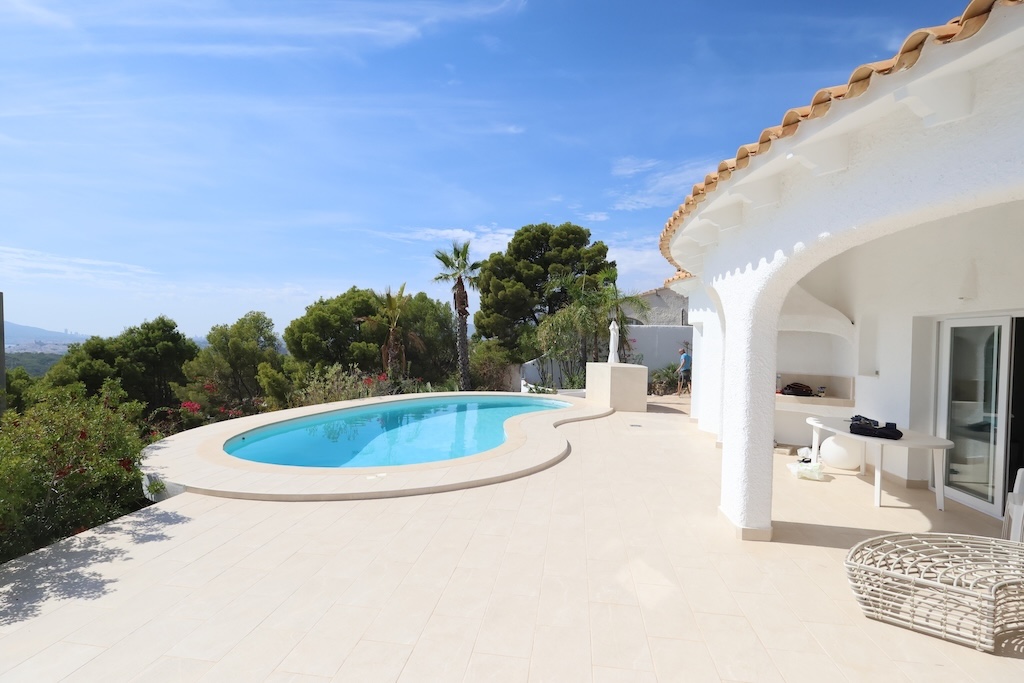CHALET INDEPENDIENTE REFORMADO EN ALTEA CON VISTAS PANORÁMICAS AL MAR, PISCINA PRIVADA Y PARCELA DE 1.121 M²