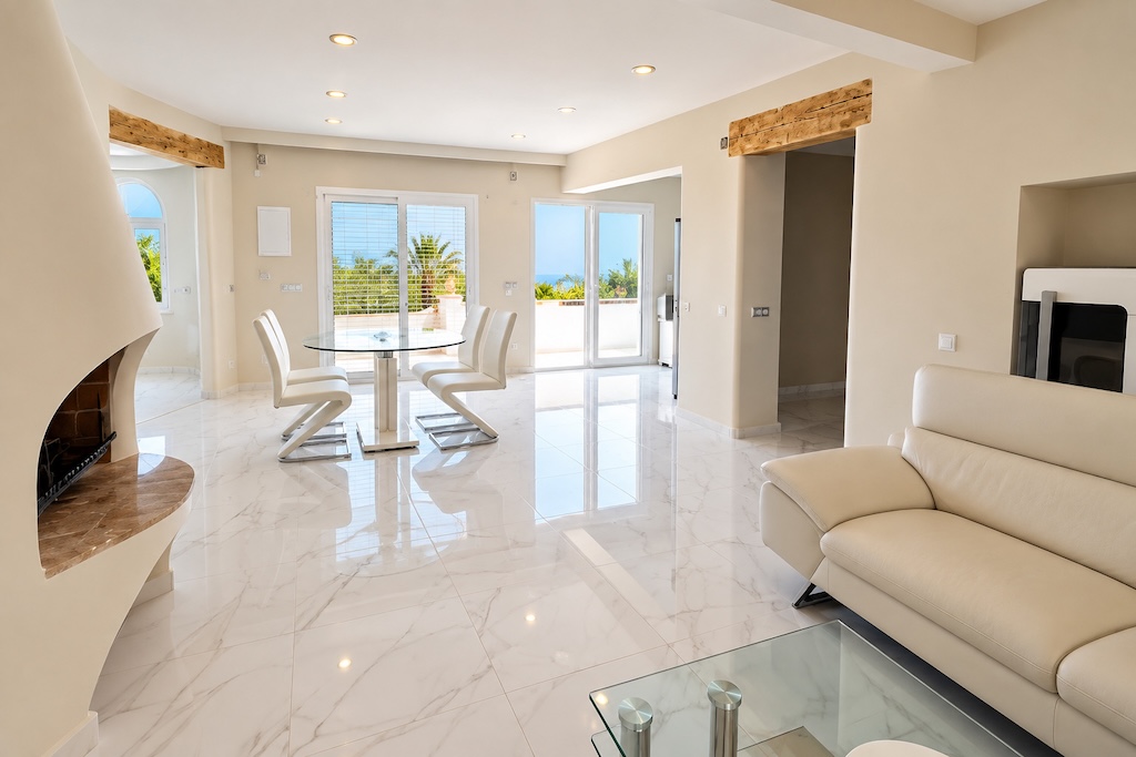 CHALET INDEPENDIENTE REFORMADO EN ALTEA CON VISTAS PANORÁMICAS AL MAR, PISCINA PRIVADA Y PARCELA DE 1.121 M²