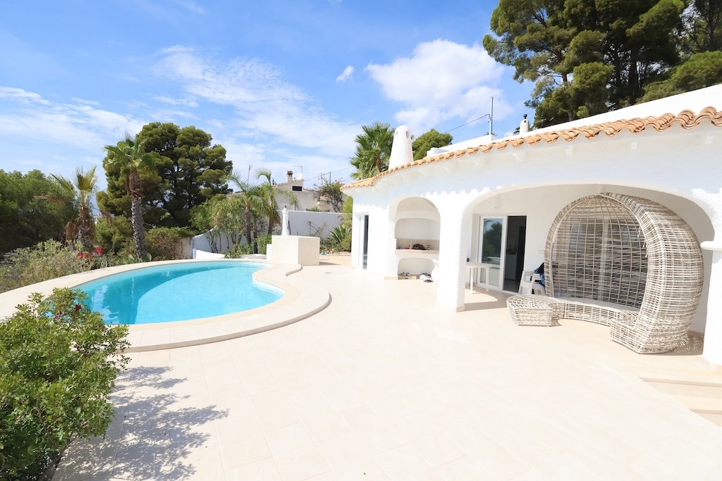 CHALET INDEPENDIENTE REFORMADO EN ALTEA CON VISTAS PANORÁMICAS AL MAR, PISCINA PRIVADA Y PARCELA DE 1.121 M²
