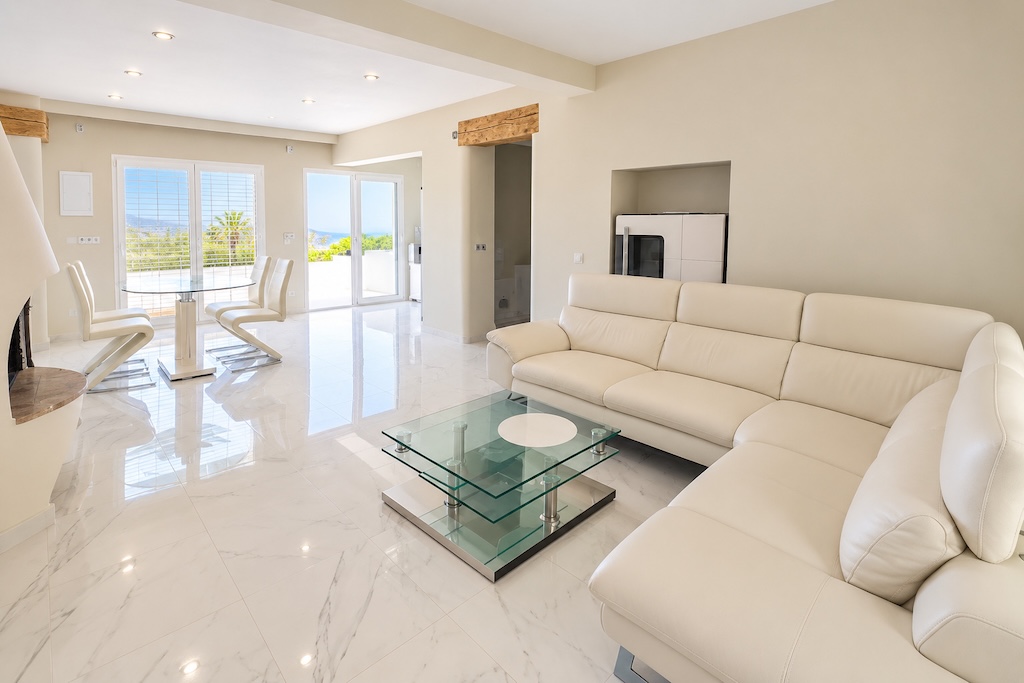 CHALET INDEPENDIENTE REFORMADO EN ALTEA CON VISTAS PANORÁMICAS AL MAR, PISCINA PRIVADA Y PARCELA DE 1.121 M²