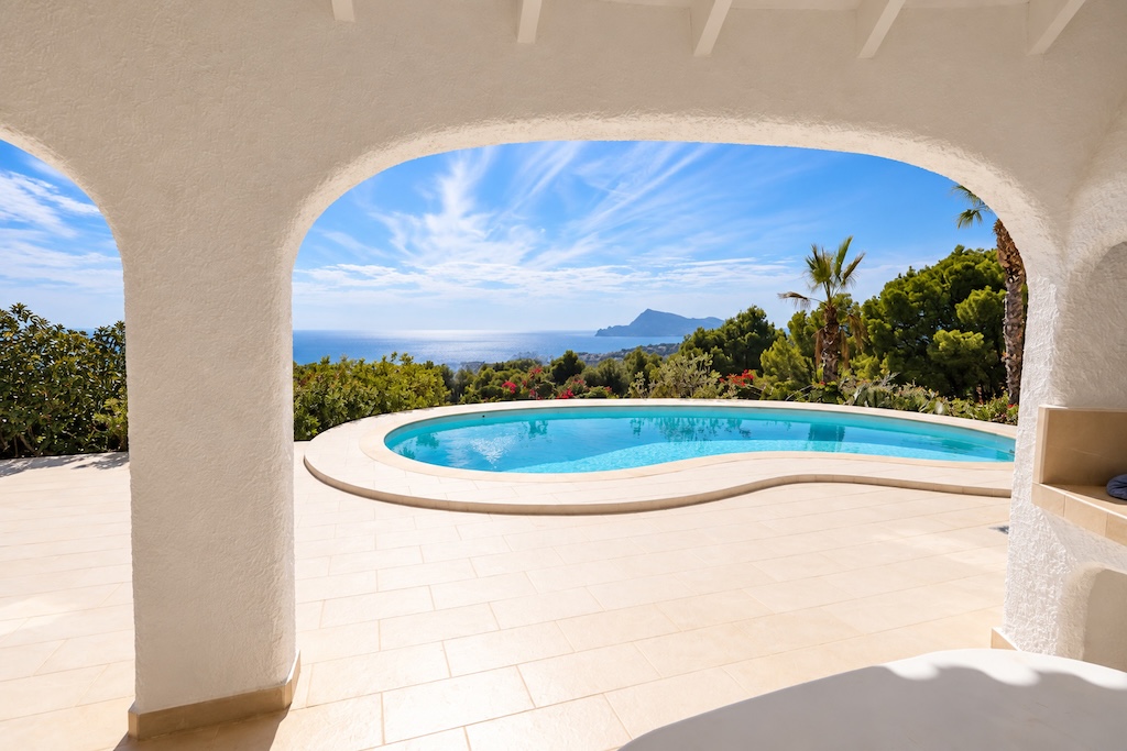 CHALET INDEPENDIENTE REFORMADO EN ALTEA CON VISTAS PANORÁMICAS AL MAR, PISCINA PRIVADA Y PARCELA DE 1.121 M²
