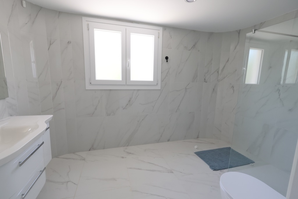CHALET INDEPENDIENTE REFORMADO EN ALTEA CON VISTAS PANORÁMICAS AL MAR, PISCINA PRIVADA Y PARCELA DE 1.121 M²