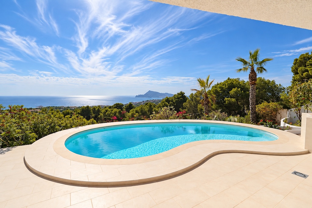 CHALET INDEPENDIENTE REFORMADO EN ALTEA CON VISTAS PANORÁMICAS AL MAR, PISCINA PRIVADA Y PARCELA DE 1.121 M²