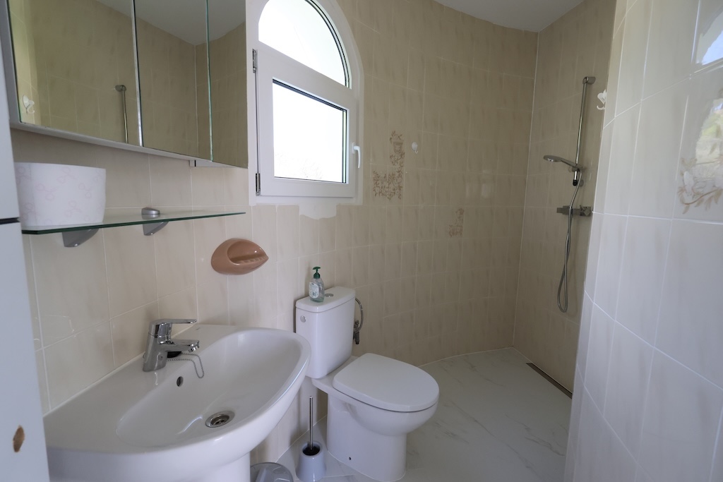 CHALET INDEPENDIENTE REFORMADO EN ALTEA CON VISTAS PANORÁMICAS AL MAR, PISCINA PRIVADA Y PARCELA DE 1.121 M²