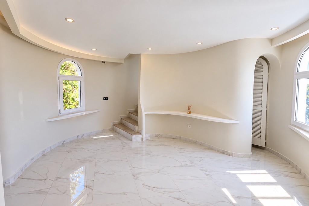 CHALET INDEPENDIENTE REFORMADO EN ALTEA CON VISTAS PANORÁMICAS AL MAR, PISCINA PRIVADA Y PARCELA DE 1.121 M²