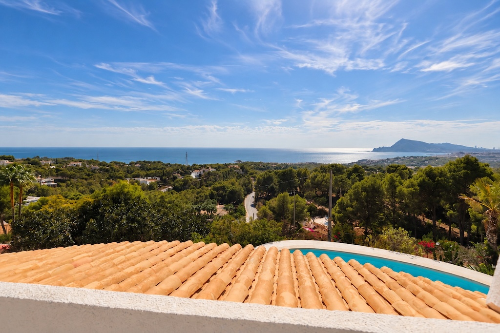 CHALET INDEPENDIENTE REFORMADO EN ALTEA CON VISTAS PANORÁMICAS AL MAR, PISCINA PRIVADA Y PARCELA DE 1.121 M²