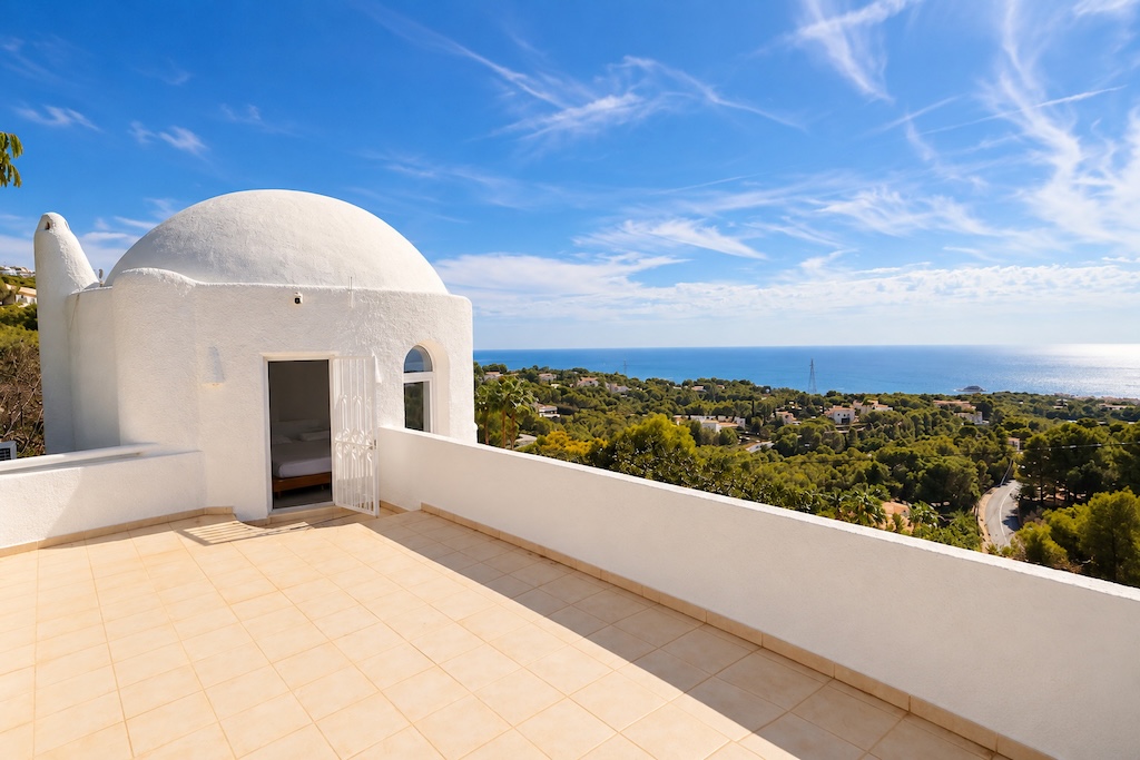 CHALET INDEPENDIENTE REFORMADO EN ALTEA CON VISTAS PANORÁMICAS AL MAR, PISCINA PRIVADA Y PARCELA DE 1.121 M²