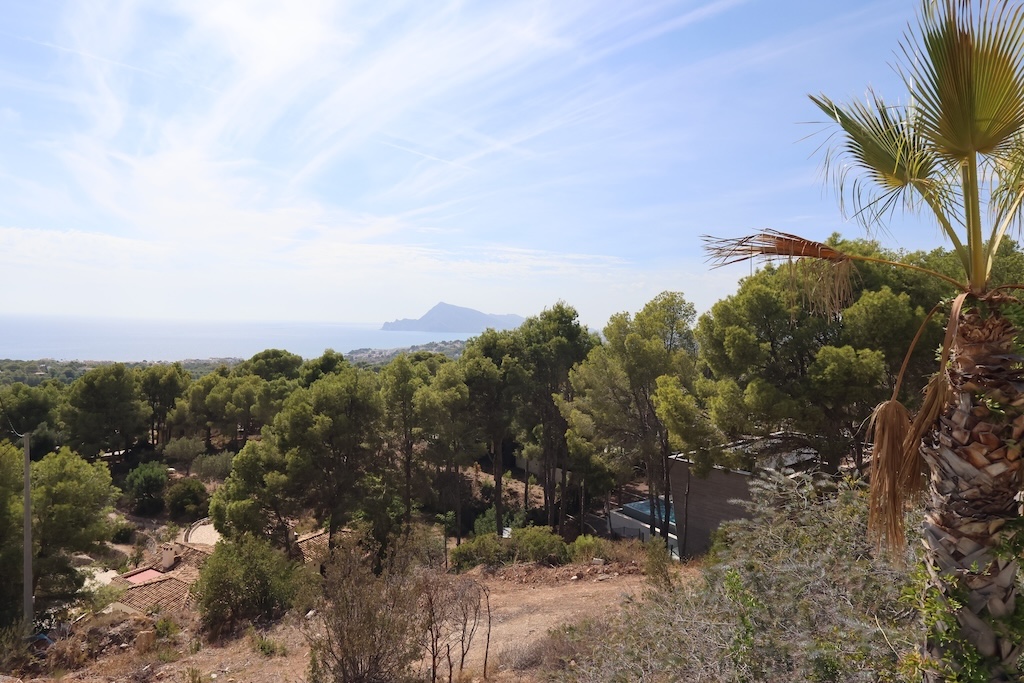 CHALET INDEPENDIENTE REFORMADO EN ALTEA CON VISTAS PANORÁMICAS AL MAR, PISCINA PRIVADA Y PARCELA DE 1.121 M²