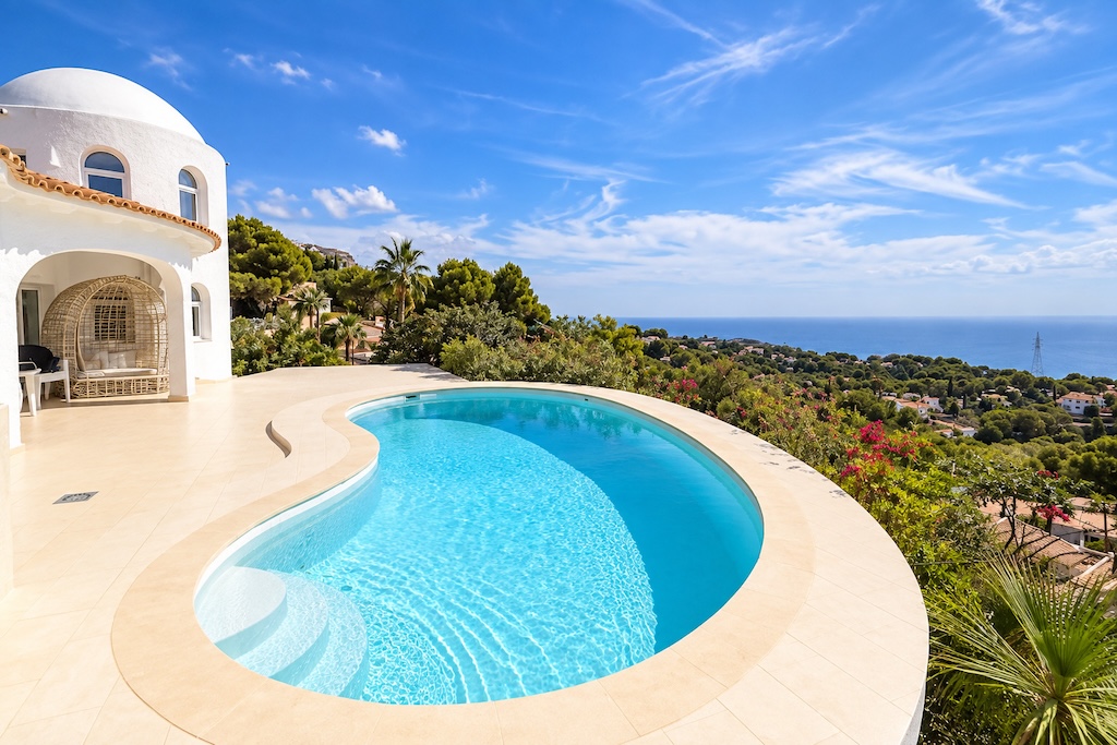 CHALET INDEPENDIENTE REFORMADO EN ALTEA CON VISTAS PANORÁMICAS AL MAR, PISCINA PRIVADA Y PARCELA DE 1.121 M²