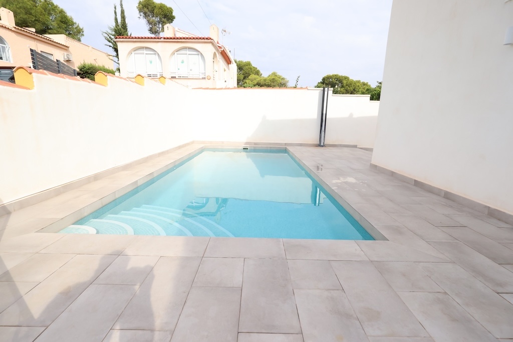 ESPECTACULAR CHALET INDEPENDIENTE EN LOS BALCONES CON PISCINA PRIVADA, 5 DORMITORIOS Y ORIENTACIÓN SUR