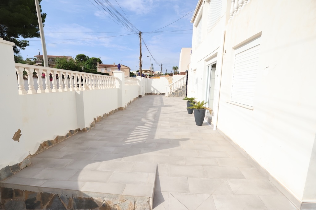 ESPECTACULAR CHALET INDEPENDIENTE EN LOS BALCONES CON PISCINA PRIVADA, 5 DORMITORIOS Y ORIENTACIÓN SUR