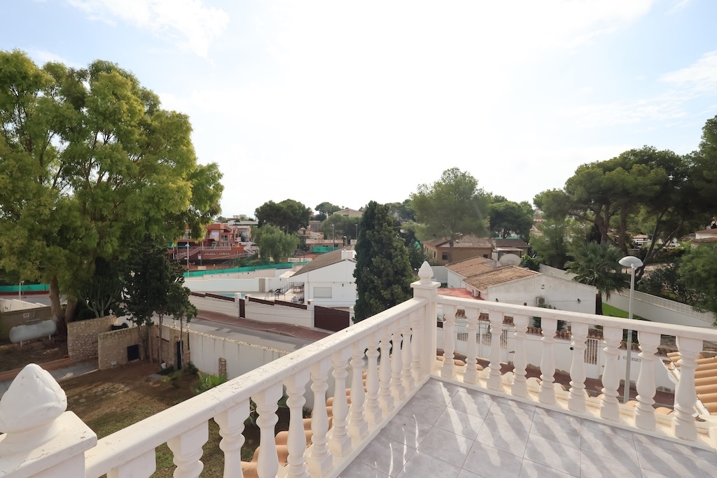 ESPECTACULAR CHALET INDEPENDIENTE EN LOS BALCONES CON PISCINA PRIVADA, 5 DORMITORIOS Y ORIENTACIÓN SUR