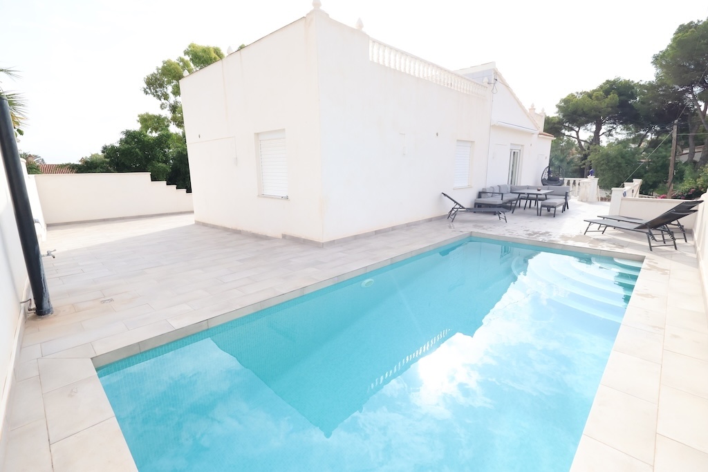 ESPECTACULAR CHALET INDEPENDIENTE EN LOS BALCONES CON PISCINA PRIVADA, 5 DORMITORIOS Y ORIENTACIÓN SUR