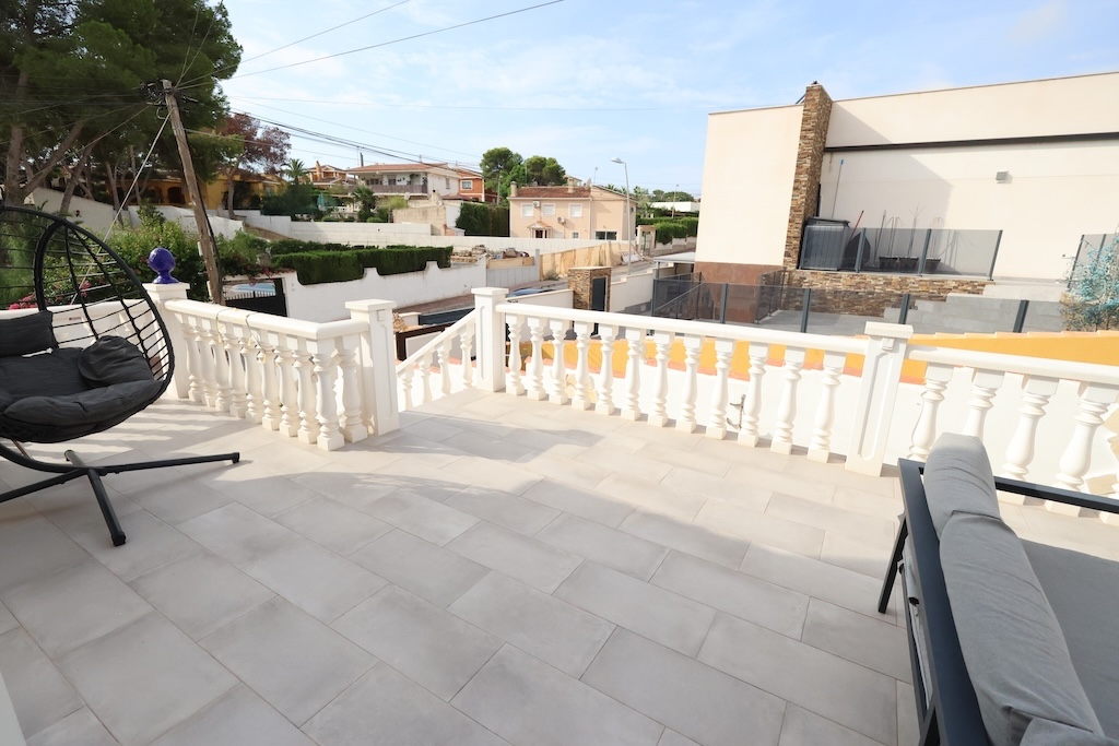 ESPECTACULAR CHALET INDEPENDIENTE EN LOS BALCONES CON PISCINA PRIVADA, 5 DORMITORIOS Y ORIENTACIÓN SUR