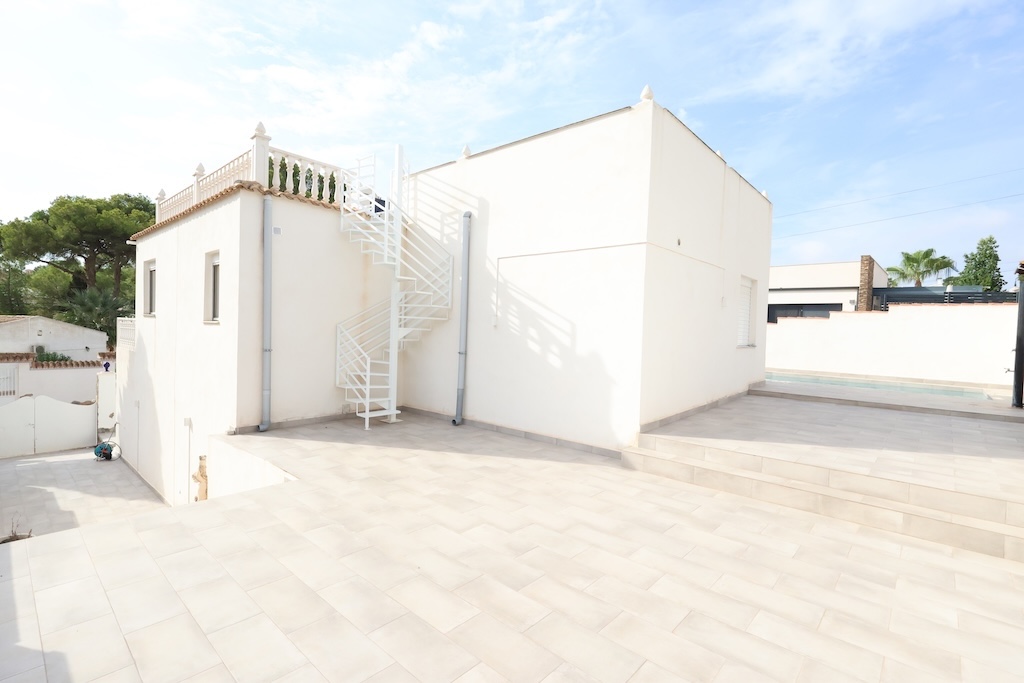 ESPECTACULAR CHALET INDEPENDIENTE EN LOS BALCONES CON PISCINA PRIVADA, 5 DORMITORIOS Y ORIENTACIÓN SUR