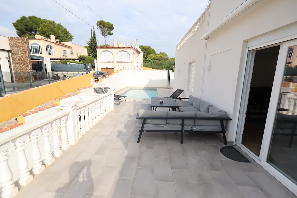ESPECTACULAR CHALET INDEPENDIENTE EN LOS BALCONES CON PISCINA PRIVADA, 5 DORMITORIOS Y ORIENTACIÓN SUR