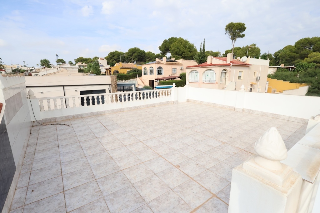 ESPECTACULAR CHALET INDEPENDIENTE EN LOS BALCONES CON PISCINA PRIVADA, 5 DORMITORIOS Y ORIENTACIÓN SUR