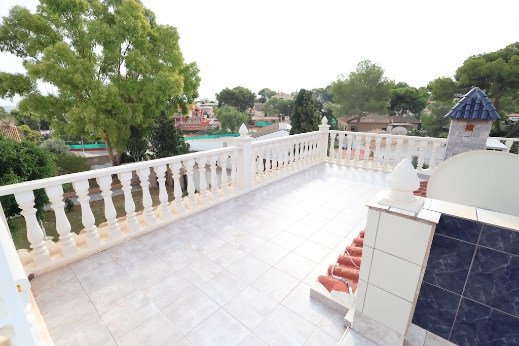 ESPECTACULAR CHALET INDEPENDIENTE EN LOS BALCONES CON PISCINA PRIVADA, 5 DORMITORIOS Y ORIENTACIÓN SUR