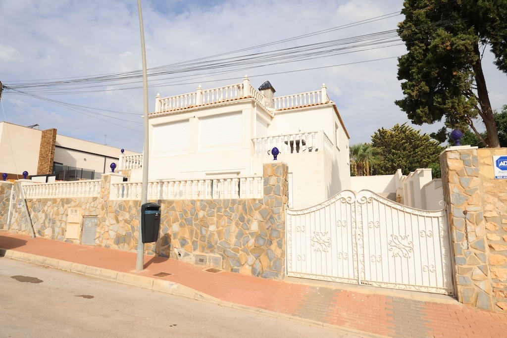 ESPECTACULAR CHALET INDEPENDIENTE EN LOS BALCONES CON PISCINA PRIVADA, 5 DORMITORIOS Y ORIENTACIÓN SUR