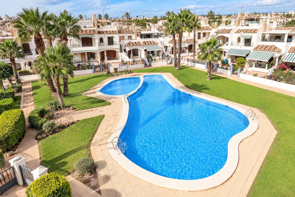 DÚPLEX CON ORIENTACIÓN SUR, PISCINA COMUNITARIA, PARKING Y TRASTERO EN PAU 8